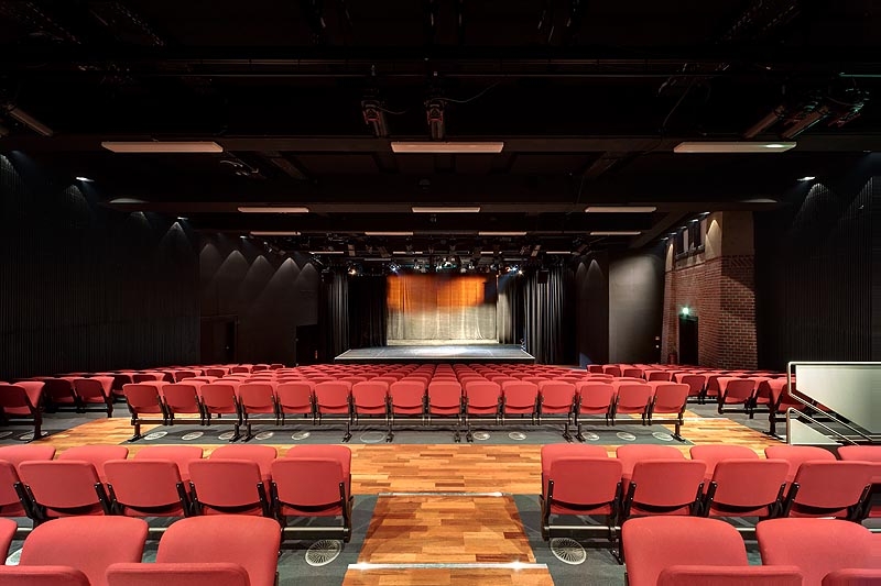 Theatersaal mit Sitzreihen in Blick auf Bühne